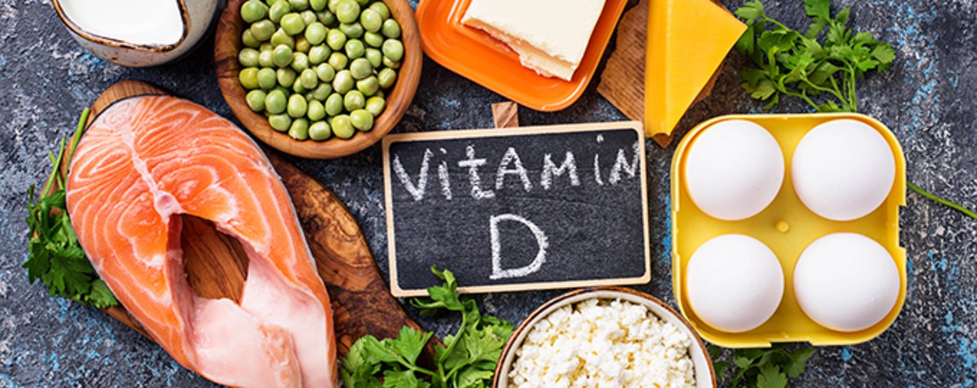 Ældre mennesker kan have behov for et tilskud af D-vitamin, da det kan være svært at imødekomme anbefalingerne alene gennem kosten. D-vitamin findes i fødevarer som æg, fed fisk og ost. Foto: Colourbox D-vitamin findes i fødevarer som æg, fed fisk og ost. Foto: Colourbox