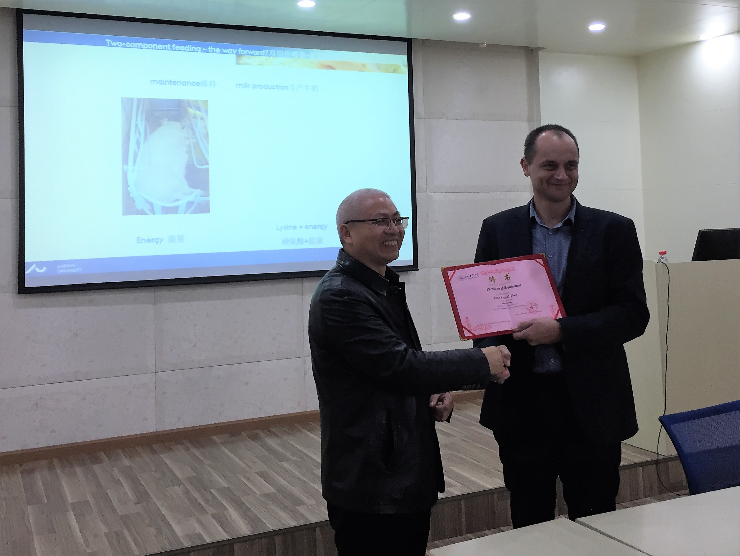 Professor De Wu overrækker beviset på udnævnelsen til adjungeret professor til Peter Kappel Theil ved en ceremoni på Sichuan Agricultural University i oktober 2018. Foto: Lianqiang Che